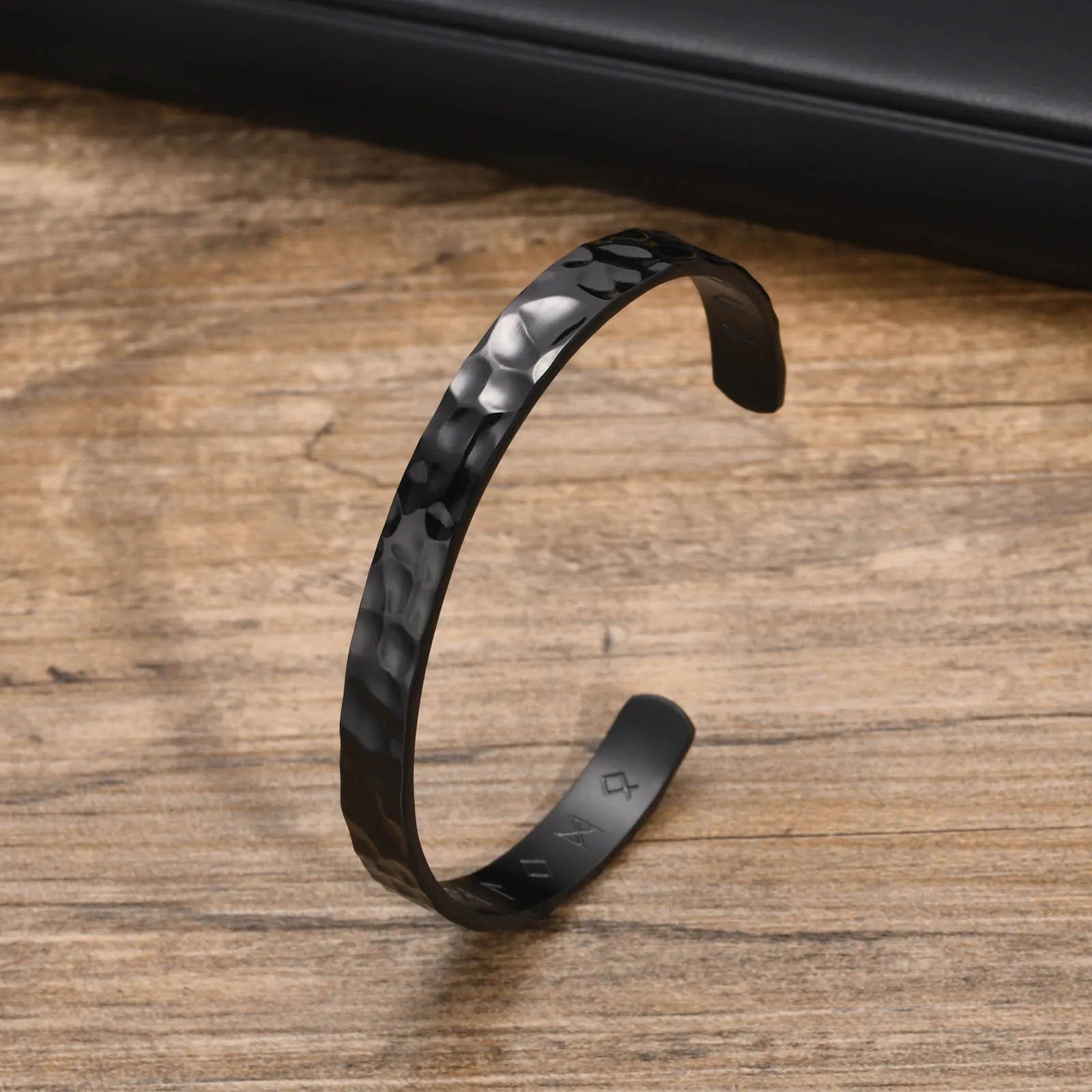 Manchette runes nordiques dissimulées