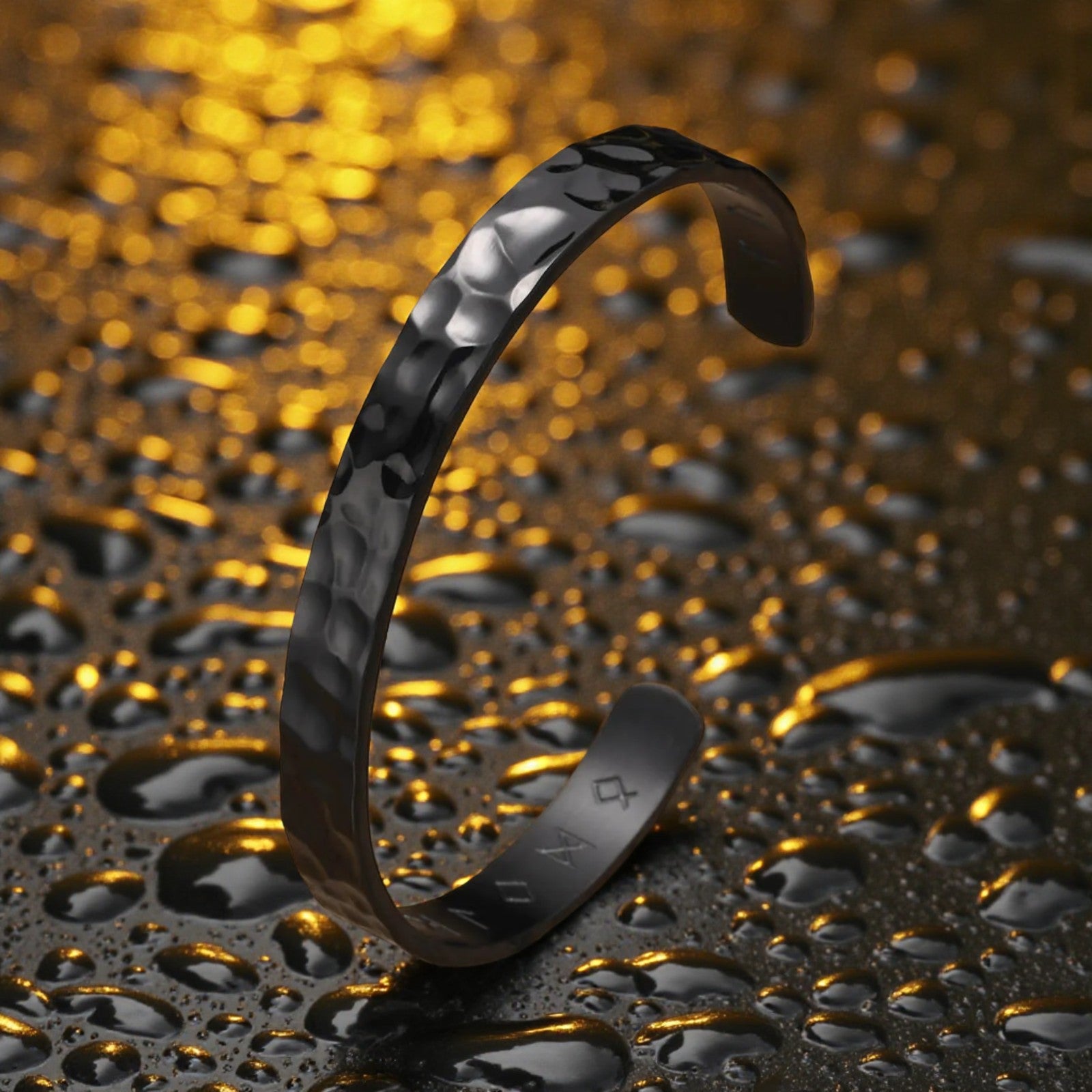 Manchette runes nordiques dissimulées