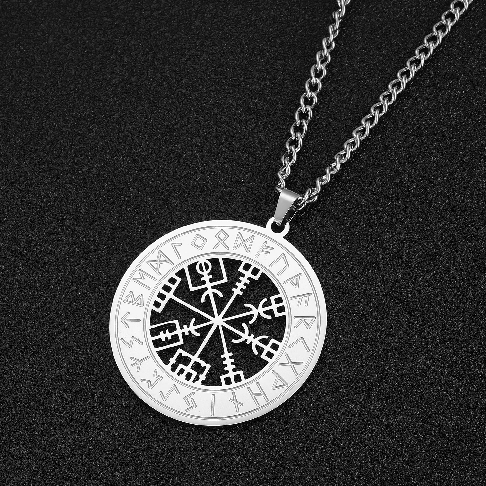 Collier runes et boussole nordique