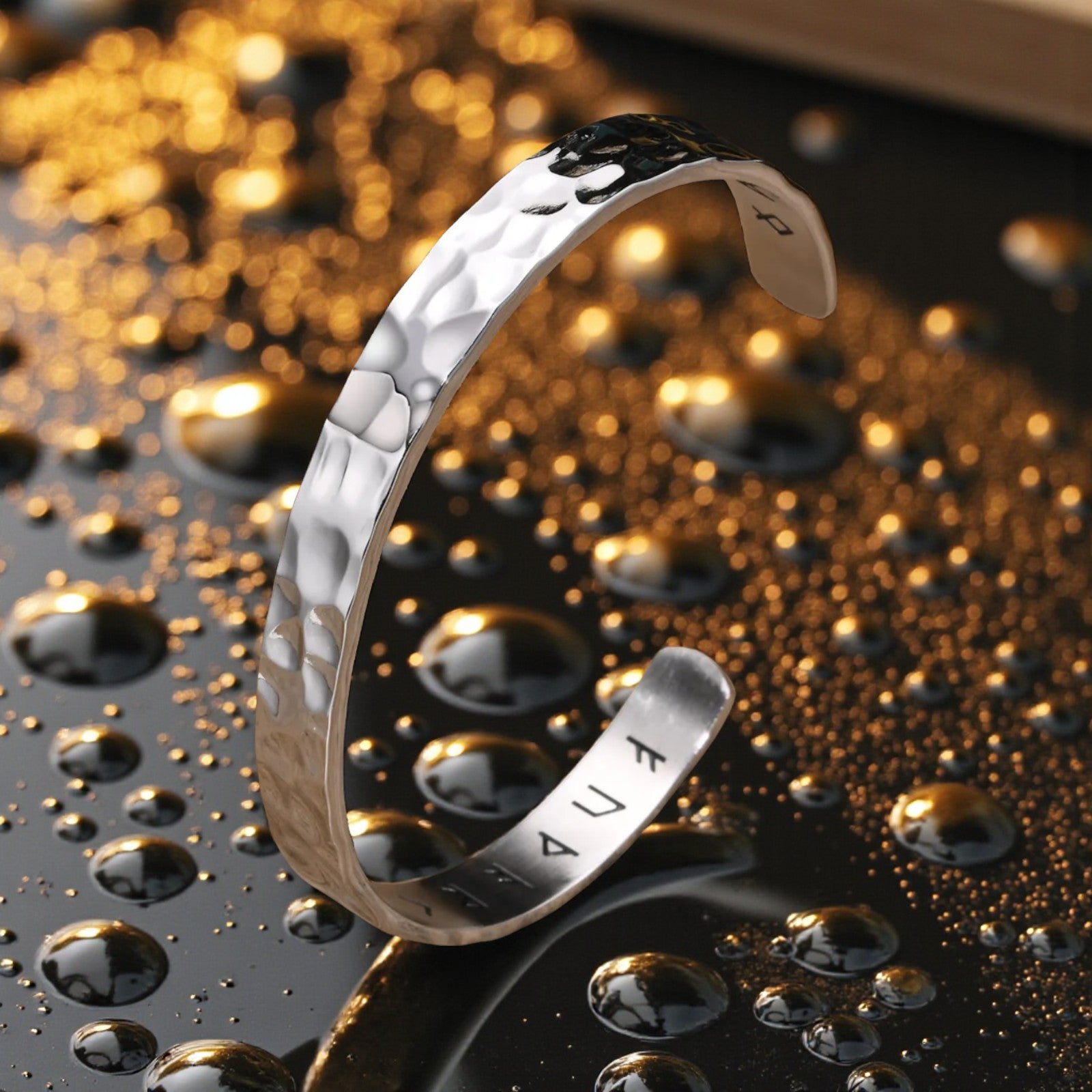 Manchette runes nordiques dissimulées