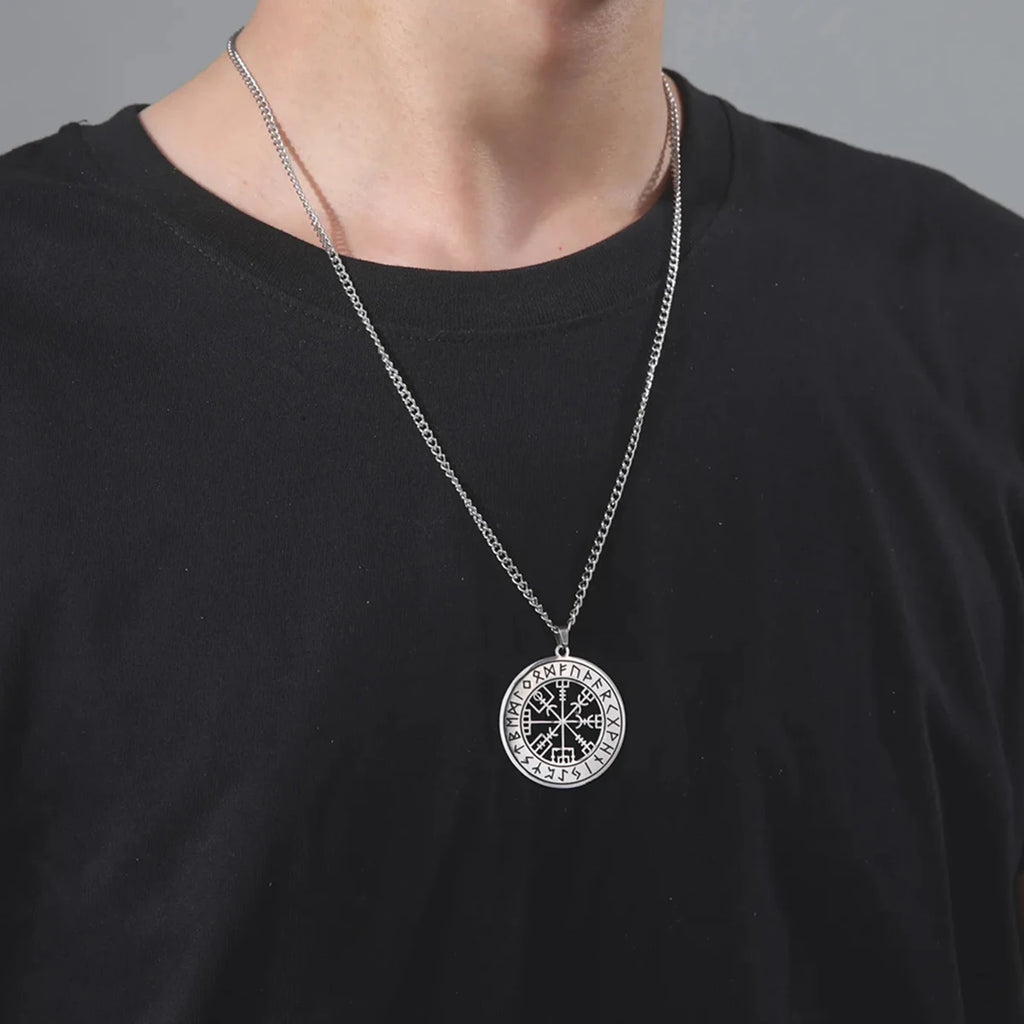 Collier runes et boussole nordique
