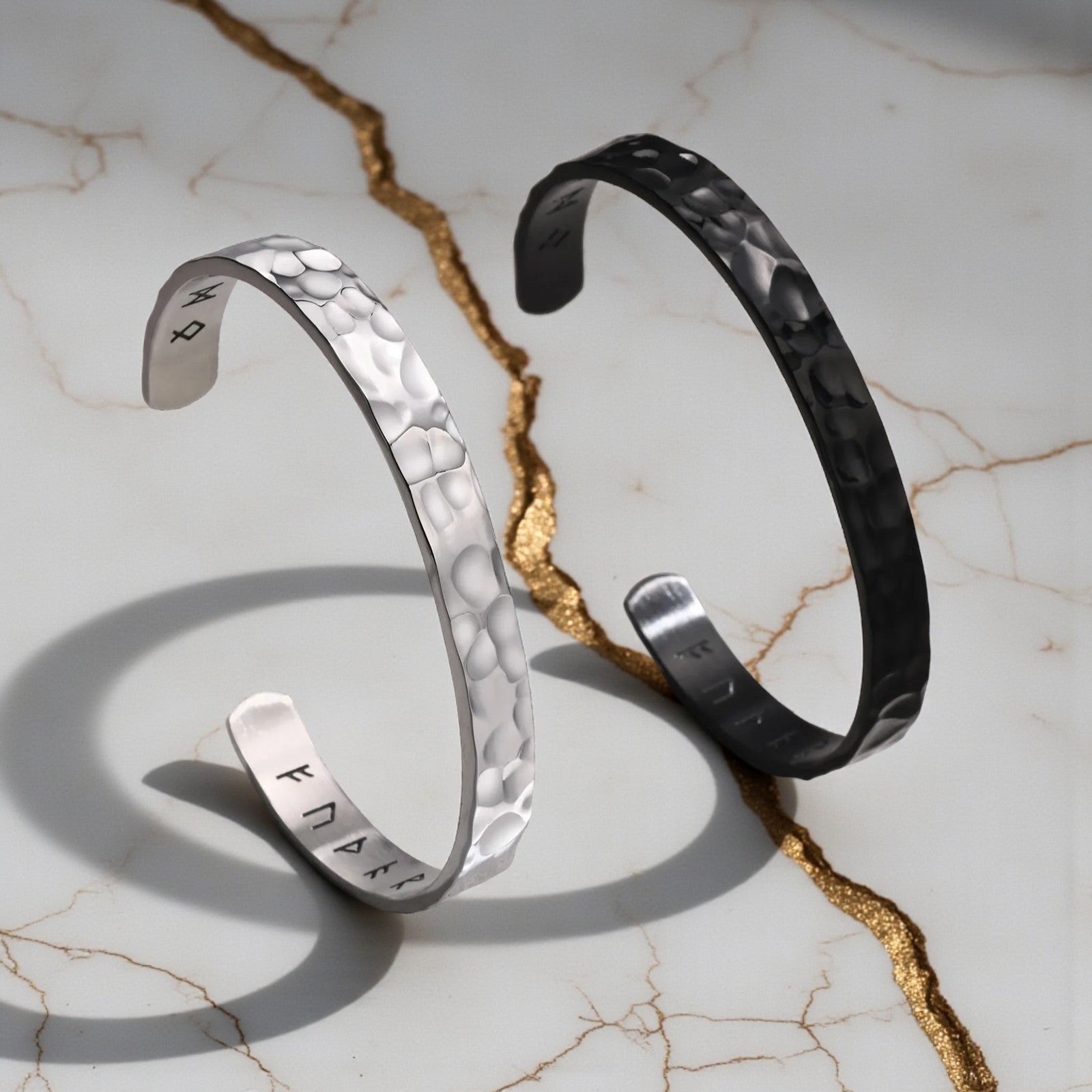 Manchette runes nordiques dissimulées