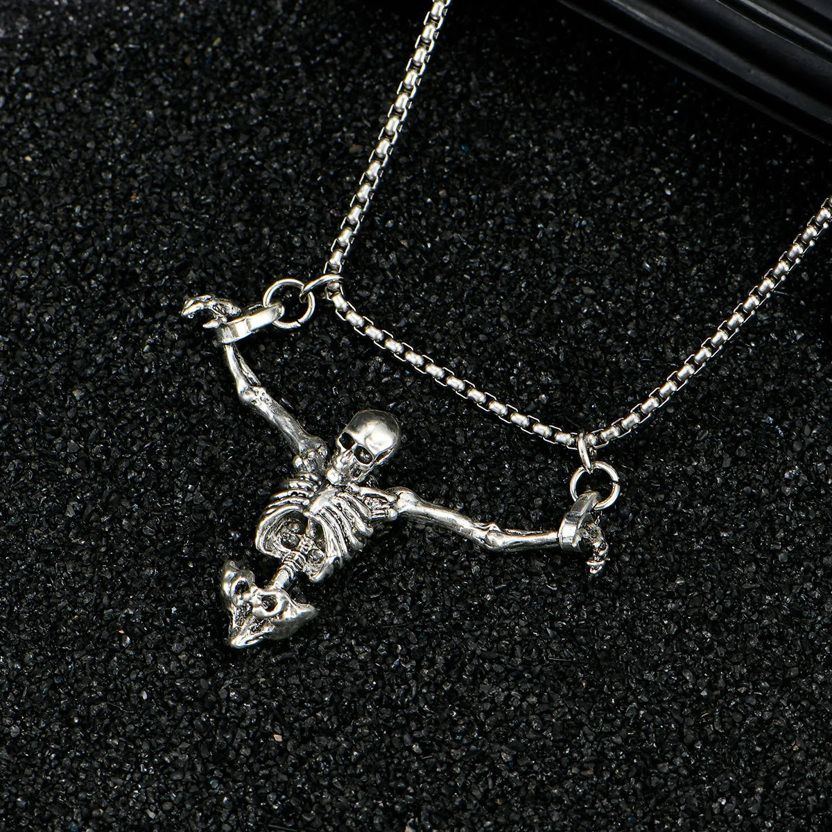 Collier squelette pirate