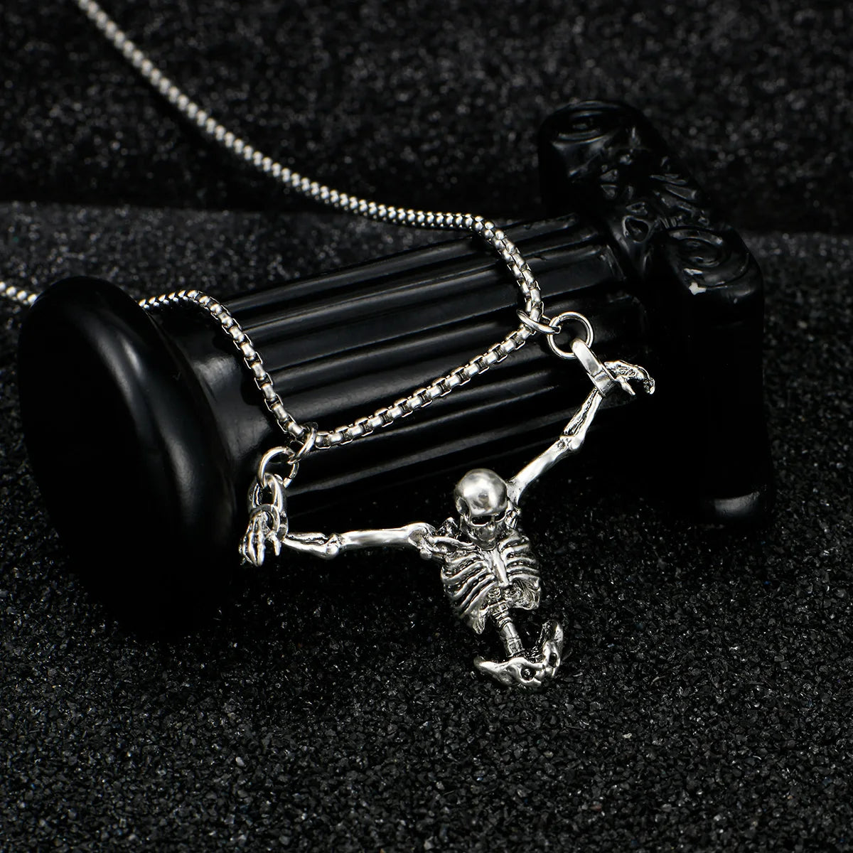 Collier squelette pirate