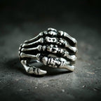 Bague "la main du squelette"