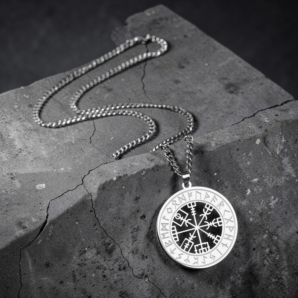 Collier runes et boussole nordique