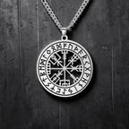 Collier runes et boussole nordique