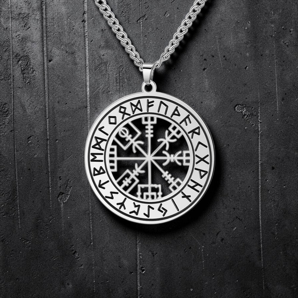 Collier runes et boussole nordique