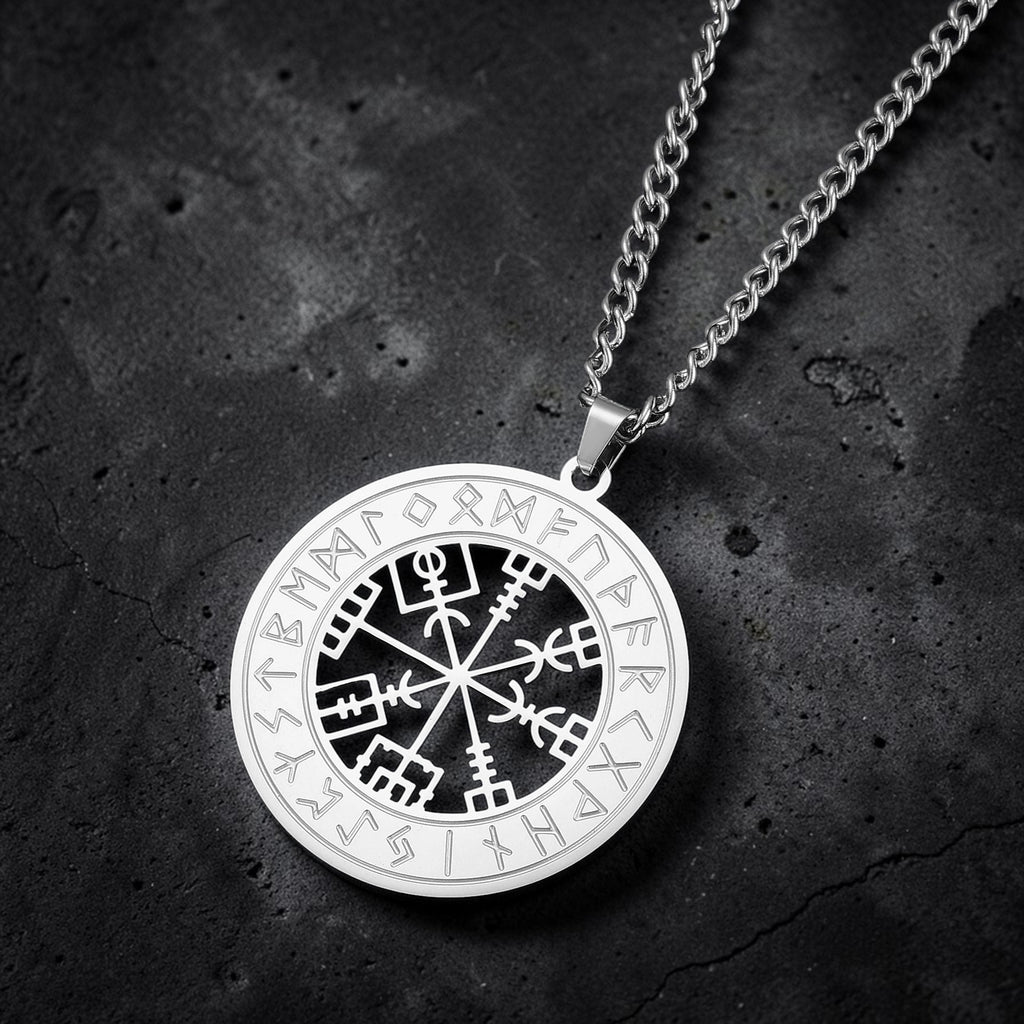 Collier runes et boussole nordique