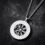 Collier runes et boussole nordique