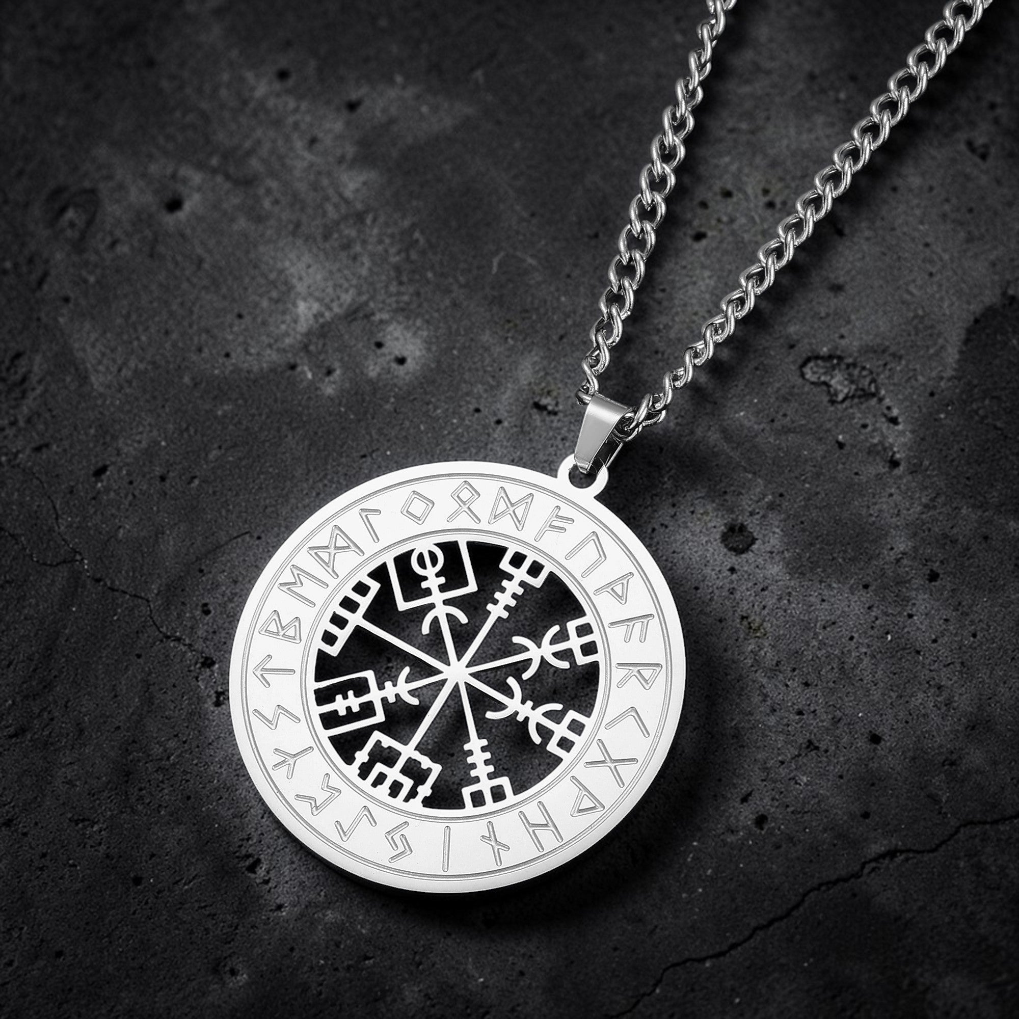 Collier runes et boussole nordique